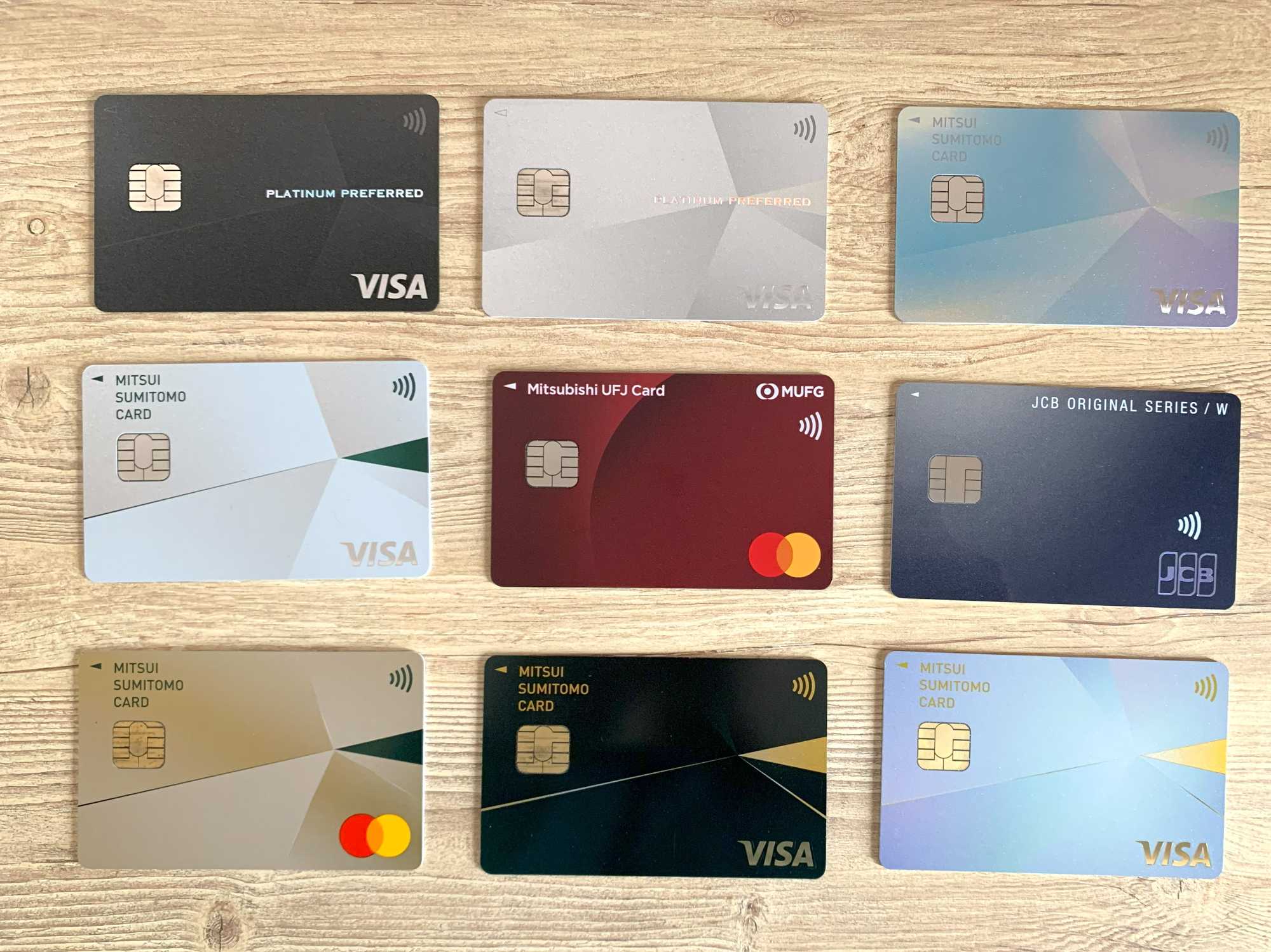 三井住友カード（NL）、三井住友カード ゴールド（NL）、三井住友カード プラチナプリファード、三菱UFJカード、JCBカードWの実物と券面デザインを並べて比較。
